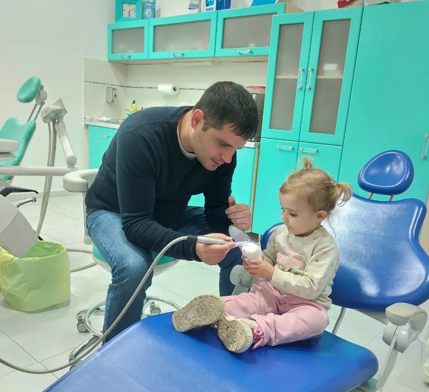 Dr Isailović sa malim pacijentom u ordinaciji