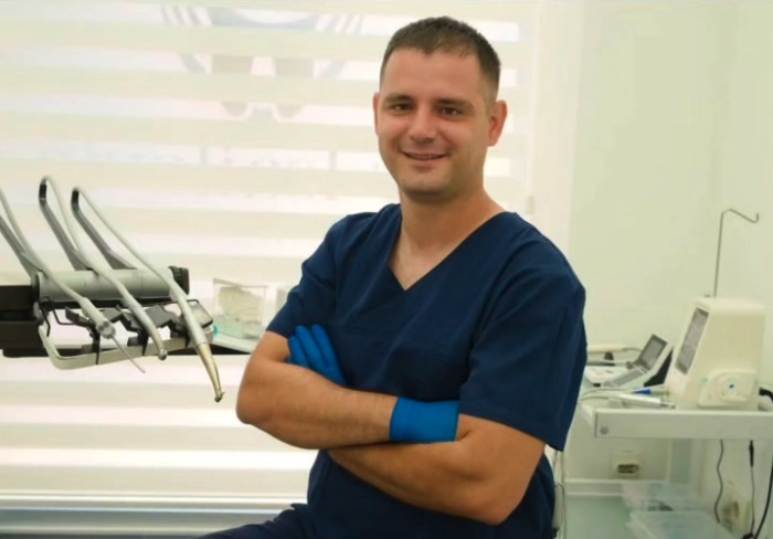 Dr Nemanja Isailović u svojoj ordinaciji